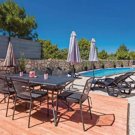 Four-bedroom In Ferienhaus Šibenik