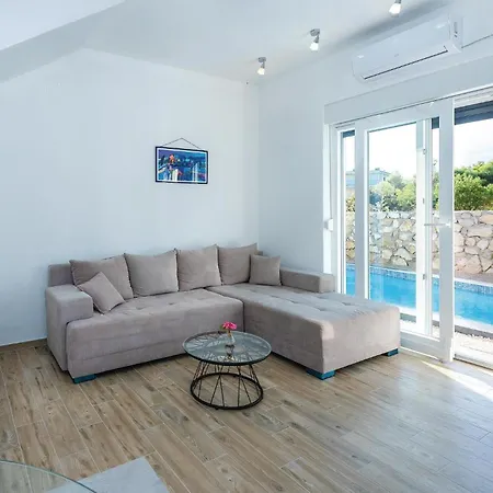 Vikendica Four-bedroom In *