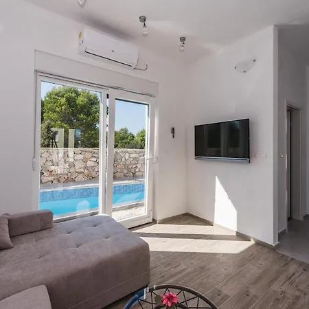 Vikendica Four-bedroom In Sibenik