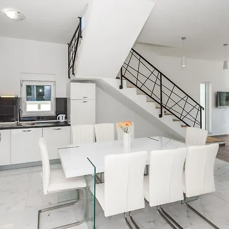 Four-bedroom In Ferienhaus