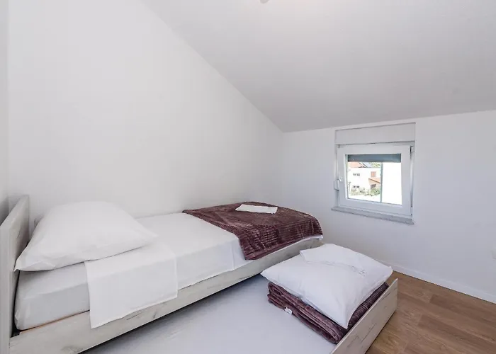 Vikendica Four-bedroom In Sibenik