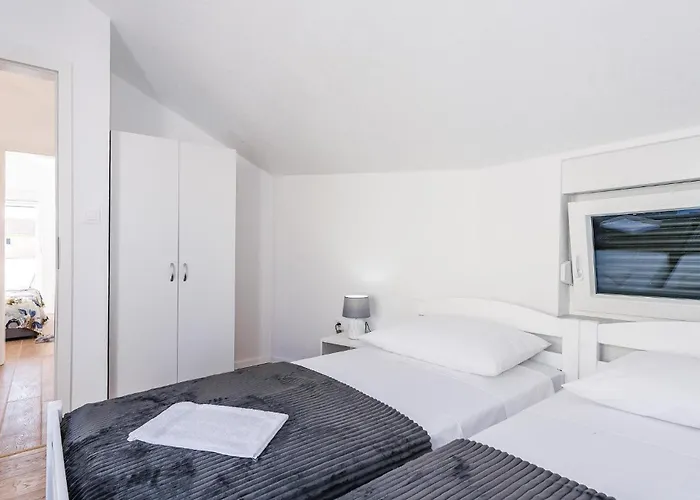 Vikendica Four-bedroom In