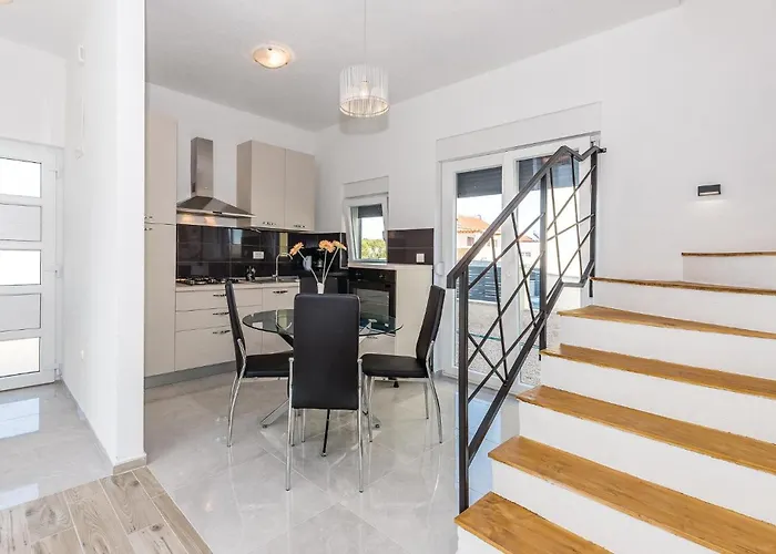 Four-bedroom In Vikendica *